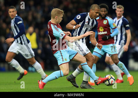 West Bromwich, UK, 31. März 2018. Jose Salomon Rondon von West Bromwich Albion Schlachten für die Kugel mit Ben Mee von Burnley. Premier League match, West Bromwich Albion v Burnley in West Bromwich Stadion in West Bromwich am Samstag, den 31. März 2018. Dieses Bild darf nur für redaktionelle Zwecke verwendet werden. Nur die redaktionelle Nutzung, eine Lizenz für die gewerbliche Nutzung erforderlich. Keine Verwendung in Wetten, Spiele oder einer einzelnen Verein/Liga/player Publikationen. Pic von Paul Roberts/Andrew Orchard sport Fotografie/Alamy leben Nachrichten Stockfoto