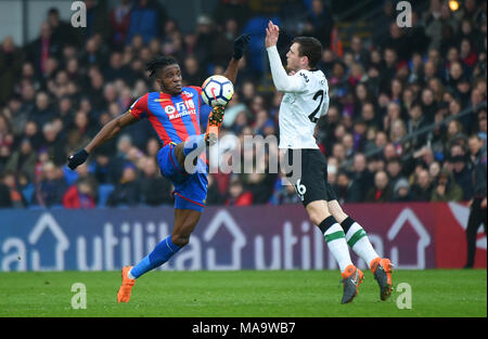 London, UK, 31. März 2018. Andrew Robertson von Liverpool und Wilfried Zaha der Palast während der Premier League Match zwischen Crystal Palace und Liverpool an Selhurst Park am 31. März 2018 in London, England gesehen. (Foto von Zed Jameson/phcimages.com) Stockfoto