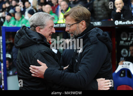 London, UK, 31. März 2018. Palace Manager Roy Hodgson und Liverpool Manager Jürgen Klopp beim Premier League Spiel zwischen Crystal Palace und Liverpool an Selhurst Park am 31. März 2018 in London, England. (Foto von Zed Jameson/phcimages.com) Stockfoto