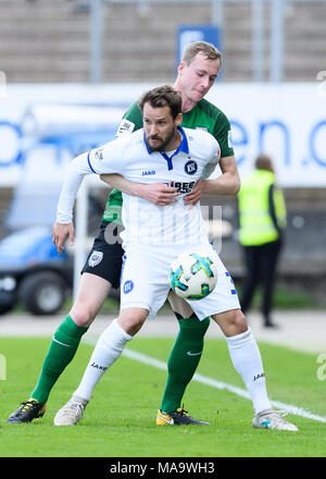 Karlsruhe, Deutschland. 31 Mär, 2018. Anton Fink (KSC) im Duell mit Simon Scherder (Muenster). GES/Fussball/3. Liga: Karlsruher SC-SC Preussen Münster, 31.03.2018 Fußball: 3. Liga: Karlsruher SC-SC Preussen Münster, Karlsruhe, März 31, 2018 | Verwendung der weltweiten Kredit: dpa/Alamy leben Nachrichten Stockfoto