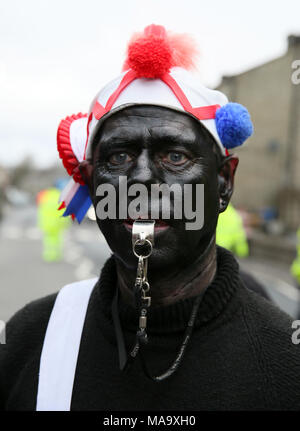 Lancashire, UK, 31. März 2018. Das Britannia CoCo Mutter Tänzer, mit geschwärzt Gesichter und das Tragen von Clogs, das auf den Straßen von Bacup, Lancashire, 31. März 2018 (C) Barbara Cook/Alamy leben Nachrichten Stockfoto