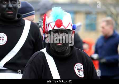 Lancashire, UK, 31. März 2018. Das Britannia CoCo Mutter Tänzer, mit geschwärzt Gesichter und das Tragen von Clogs, das auf den Straßen von Bacup, Lancashire, 31. März 2018 (C) Barbara Cook/Alamy leben Nachrichten Stockfoto