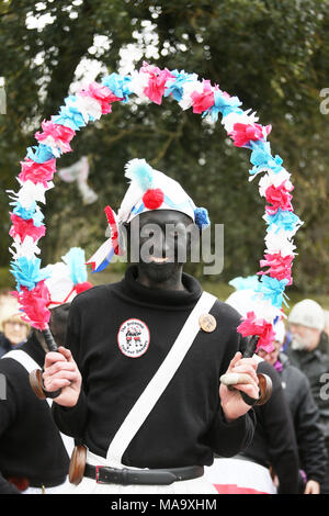 Lancashire, UK, 31. März 2018. Das Britannia CoCo Mutter Tänzer, mit geschwärzt Gesichter und das Tragen von Clogs, das auf den Straßen von Bacup, Lancashire, 31. März 2018 (C) Barbara Cook/Alamy leben Nachrichten Stockfoto