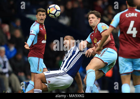 West Bromwich, UK, 31. März 2018. Jose Salomon Rondon von West Bromwich Albion Schlachten mit Ben Mee von Burnley. Premier League match, West Bromwich Albion v Burnley in West Bromwich Stadion in West Bromwich am Samstag, den 31. März 2018. Dieses Bild darf nur für redaktionelle Zwecke verwendet werden. Nur die redaktionelle Nutzung, eine Lizenz für die gewerbliche Nutzung erforderlich. Keine Verwendung in Wetten, Spiele oder einer einzelnen Verein/Liga/player Publikationen. Pic von Paul Roberts/Andrew Orchard sport Fotografie/Alamy leben Nachrichten Stockfoto