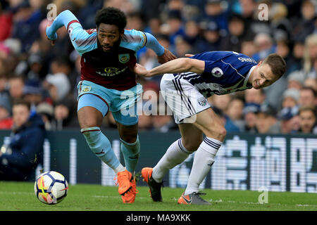 West Bromwich, UK, 31. März 2018. Georges-Kevin Nkoudou von Burnley dreht, wie er dispossesses Jonny Evans von West Bromwich Albion (r). Premier League match, West Bromwich Albion v Burnley in West Bromwich Stadion in West Bromwich am Samstag, den 31. März 2018. Dieses Bild darf nur für redaktionelle Zwecke verwendet werden. Nur die redaktionelle Nutzung, eine Lizenz für die gewerbliche Nutzung erforderlich. Keine Verwendung in Wetten, Spiele oder einer einzelnen Verein/Liga/player Publikationen. Pic von Paul Roberts/Andrew Orchard sport Fotografie/Alamy leben Nachrichten Stockfoto