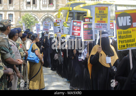 Mumbai, Indien. 31 Mär, 2018. Tausende von muslimischen Frauen in der schwarzen Burka ein Protestzug an Azad Maidan inszeniert, fordern die Rücknahme der Gesetzentwurf zum Verbot "Triple Talaq" von Lok Sabha im vergangenen Dezember 2017.Organized durch die All India Muslim Personal Law Board (AIMPLB) Frauen Flügel, und beschrieben als "ersten, exklusiven Muslimische Frauen protestieren die Ablehnung der Rechnung und der Unterstützung der Scharia" sehr große Antwort von muslimischen Frauen über dem Land. Die frauen Plakate lautstark ihre Forderungen mit Slogans gegen die M verkünden. Stockfoto