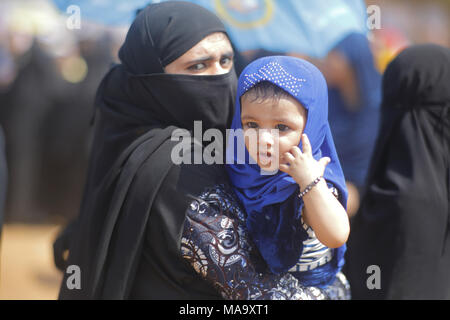 Mumbai, Indien. 31 Mär, 2018. Tausende von muslimischen Frauen in der schwarzen Burka ein Protestzug an Azad Maidan inszeniert, fordern die Rücknahme der Gesetzentwurf zum Verbot "Triple Talaq" von Lok Sabha im vergangenen Dezember 2017.Organized durch die All India Muslim Personal Law Board (AIMPLB) Frauen Flügel, und beschrieben als "ersten, exklusiven Muslimische Frauen protestieren die Ablehnung der Rechnung und der Unterstützung der Scharia" sehr große Antwort von muslimischen Frauen über dem Land. Die frauen Plakate lautstark ihre Forderungen mit Slogans gegen die M verkünden. Stockfoto