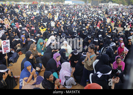 Mumbai, Indien. 31 Mär, 2018. Tausende von muslimischen Frauen in der schwarzen Burka ein Protestzug an Azad Maidan inszeniert, fordern die Rücknahme der Gesetzentwurf zum Verbot "Triple Talaq" von Lok Sabha im vergangenen Dezember 2017.Organized durch die All India Muslim Personal Law Board (AIMPLB) Frauen Flügel, und beschrieben als "ersten, exklusiven Muslimische Frauen protestieren die Ablehnung der Rechnung und der Unterstützung der Scharia" sehr große Antwort von muslimischen Frauen über dem Land. Die frauen Plakate lautstark ihre Forderungen mit Slogans gegen die M verkünden. Stockfoto