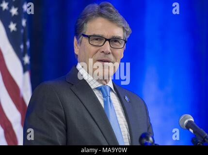 United States Department of Energy Secretary Rick Perry, fotografiert von der Brust bis vor ein Mikrofon, an der die nationalen Labors große Idee Gipfel, 9. März 2017, mit freundlicher Genehmigung des US-Departments für Energie, 9. März 2017. () Stockfoto