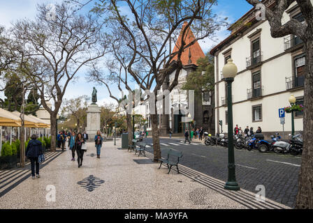 Touristen auf Ave Arriaga in Funchal Madiera Stockfoto