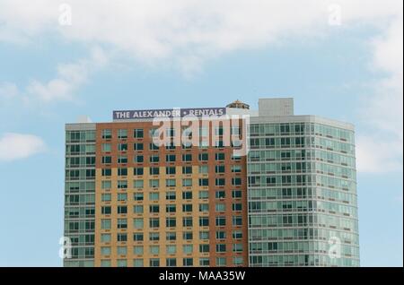 Aufsatz für das Alexander Apartments, einem typischen neues Apartmenthaus in Rego Park, Queens, New York City, New York, 15. September 2017. () Stockfoto