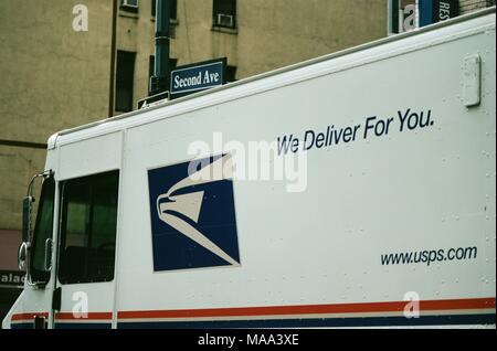 Close-up Logo auf einem United States Postal Service (USPS) e-mail Lkw mit Slogan lesen "Wir für Sie" Fahren auf der 2nd Avenue in Manhattan, New York City, New York, 15. September 2017. () Stockfoto