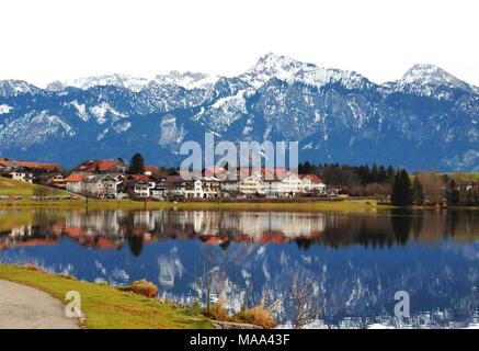 Blick auf den Hopfensee in Hohenschwangau und die Alpen im Hintergrund, Deutschland, Füssen Stockfoto