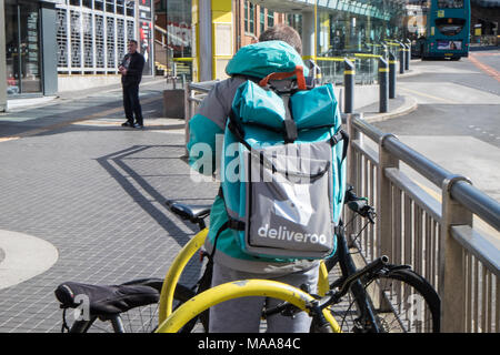 Deliveroo, Radfahrer, Draußen, Essen, Ausgang, Liverpool, Merseyside, England, Englisch, Großbritannien, Großbritannien, Großbritannien, England, GB, Europa, Stockfoto