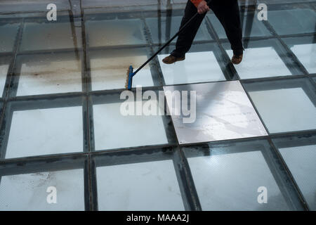 Skywalk und Blick auf Cabo Girao Steilklippe in Madiera Stockfoto