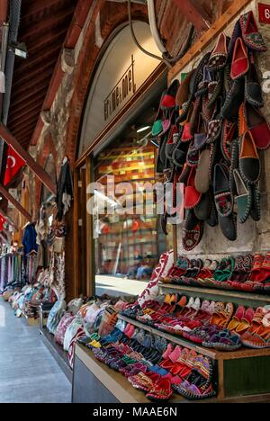 Ansicht eines shopfront mit bunten Souvenirs, einschließlich Leder Schuhe und Kissen, in der Arasta Basar im Stadtteil Sultanahmet in Istanbul, Türkei, 10. November 2017 entfernt. () Stockfoto