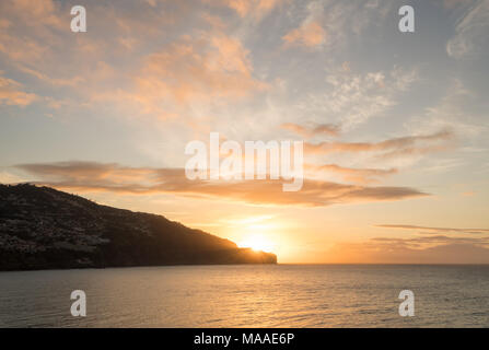 Sonnenaufgang über Funchal in Madiera in der Morgendämmerung Stockfoto