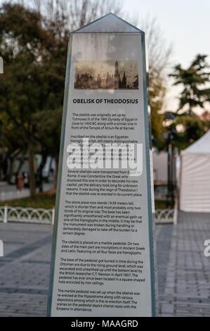 Touristische Informationen Spalte vor der Obelisk von Theodosius, der ägyptischen Antike Monument, Istanbul, Türkei, 10. November 2017. () Stockfoto