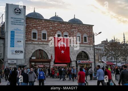 Überfüllten Platz und der Eingang mit der türkischen Flagge der Ägyptischen Gewürzbasar, Istanbul, Türkei, 12. November 2017. () Stockfoto