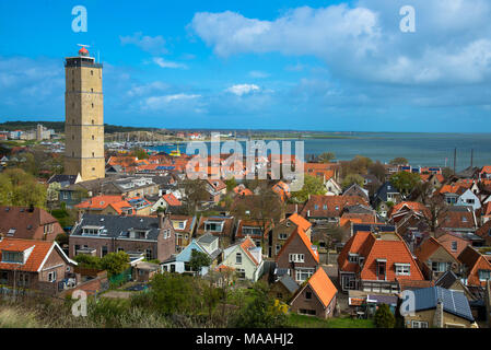 Blick auf Dorf West-Terschelling mit Leuchtturm Brandaris, Terschelling, Niederlande Stockfoto