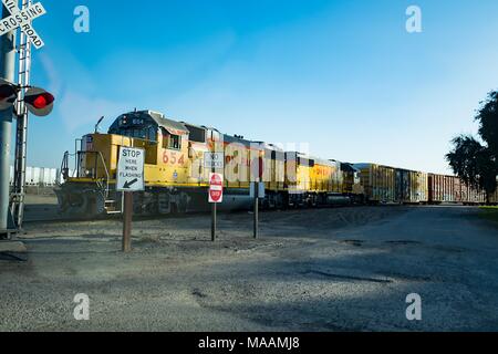 Union Pacific Cargo Der Zug nähert sich einem Bahnübergang in der Nähe von Jamestown, Virginia, 17. Dezember 2017. () Stockfoto