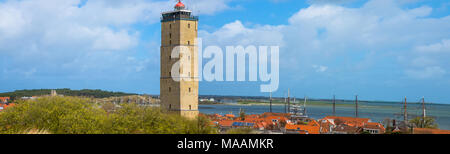 Panorama von village West-Terschelling mit Leuchtturm Brandaris auf Terschelling, Friesland, Holland Stockfoto