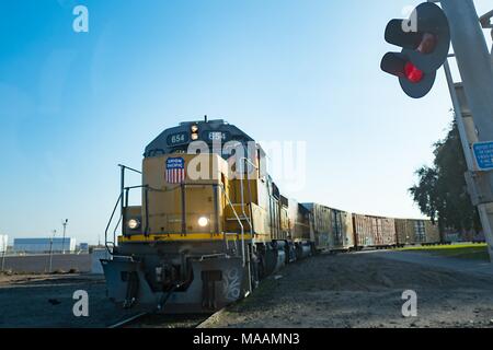 Union Pacific Cargo Bahnhof mit mehreren Wagen nähert sich die Kamera als Er bereitet ein Bahnübergang in der Nähe von Jamestown, Virginia, 17. Dezember 2017 zu überqueren. () Stockfoto