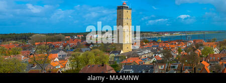 Panorama von village West-Terschelling mit Leuchtturm Brandaris auf Terschelling, Friesland, Holland Stockfoto