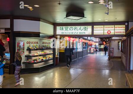 Menschen gehen durch die Restaurant Row am Japan Center Mall in der Nähe von Japantown von San Francisco, Kalifornien, USA, 14. März 2018. () Stockfoto