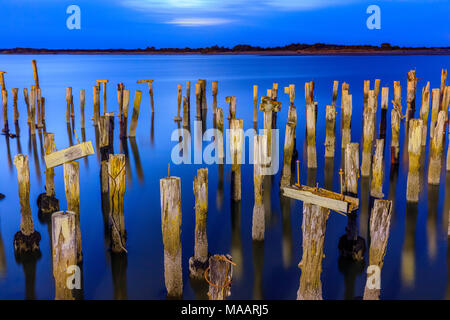 Dock pilings am Bandon Strand an der Küste von Oregon Stockfoto