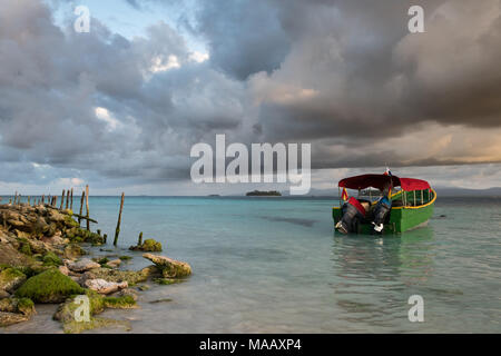 Mit dem Schnellboot in der Nähe von Strand mit dramatischen Himmel über Ocean horizon-Boot in der Nähe der Felsküste, sceniy Sky Stockfoto