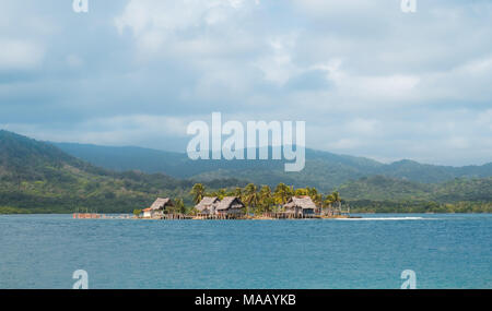 Dorf auf der kleinen Insel - Holzhäuser auf Insel, San Blas Insel, Guna Yala, Panama Stockfoto