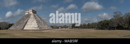 Panoramablick auf den Tempel des Kukulcan oder El Castillo in Chichen Itza, Yucatan, Mexiko Stockfoto