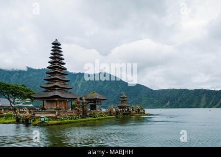 Bali, Indonesien - Januar 12, 2018: der berühmte Tempel in der Nähe von Gunung Batur Vulkan Batur See Indonesien. Stockfoto