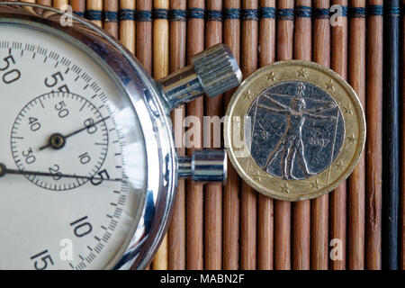 Euro Münze mit einer Stückelung von 1 Euro und die Stoppuhr auf Holztisch - Rückseite Stockfoto