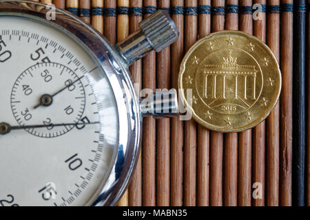 Euro Münze mit einer Stückelung von 20 Euro Cent und Stoppuhr auf dem Holztisch - Rückseite Stockfoto