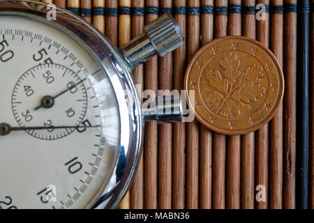 Euro Münze mit einer Stückelung von 5 Cent und Stoppuhr auf dem Holztisch - Rückseite Stockfoto