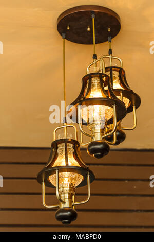 Gelbe Lampen mit Glas Struktur an der Decke im Ballsaal Stockfoto