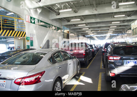Automobile auf einem Washington State Ferry auf der Kingston zu Edmonds Route am Puget Sound Washintgon Stockfoto