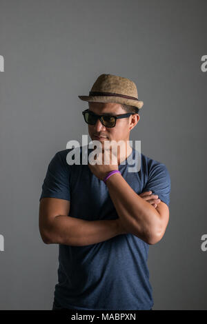 Stattliche hipster Männer mit Hut und Brille im Studio posiert auf weißem Hintergrund. Stockfoto