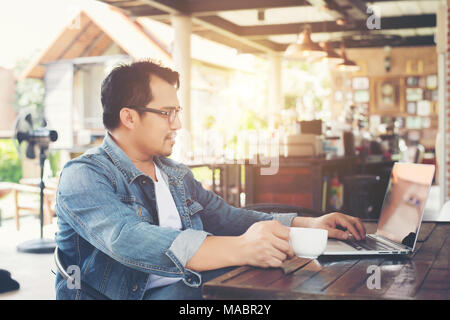 Hipster mann Kaffee trinken während der Verwendung von Tablet-PC im Cafe. Stockfoto