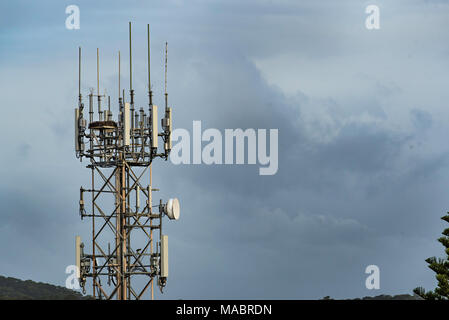 Handy oder Mobiltelefon Turm im Land NSW, Australien mit einem eigens errichteten Plattform für einen lokalen Osprey vogel Familie Nest Stockfoto