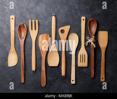 Verschiedene Kochutensilien über Stein Küchentisch. Ansicht von oben Stockfoto