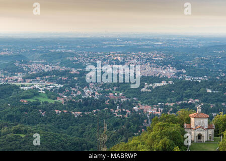 Stadt Varese, Italien. Luftaufnahme im Morgengrauen von Varese in Norditalien, mit der Stadt Mailand im Hintergrund Stockfoto