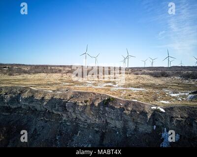 Grüne Energie im Winter, Windkraftanlagen Stockfoto