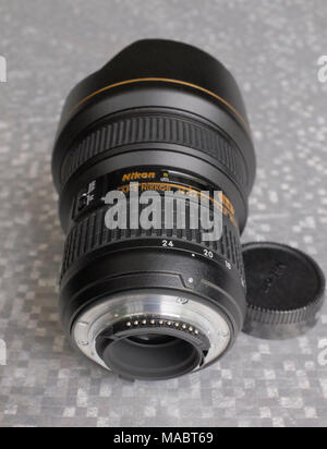 Nikon Nikkor 14-28 mm f/2.8 Objektiv für Nikon Film- und Digitalkameras Stockfoto