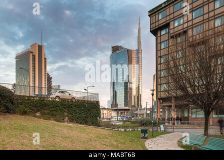 Mailand, Italien - 17. Februar 2017: Piazza Gae Aulenti bei Sonnenuntergang, mit den höchsten Wolkenkratzer in Italien, dem Sitz der Unicredit Niederlassungen Stockfoto