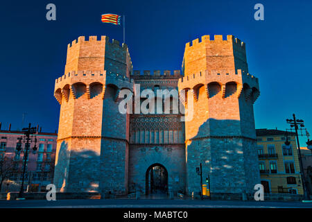 Valencia, Spanien - 31.03.2018: Die Torres de Serranos, einer der zwölf Tore, dass ein Teil der alten Stadtmauer der Stadt Valencia, Spanien gebildet, Stockfoto