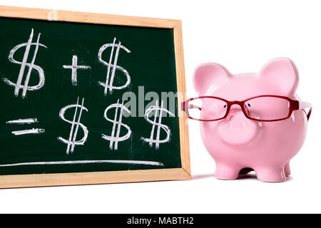 Rosa Sparschwein mit Brille stand neben einer Tafel mit einfachen Geld Mathe auf einem weißen Hintergrund. Fokussierung auf die schweinchen. Stockfoto