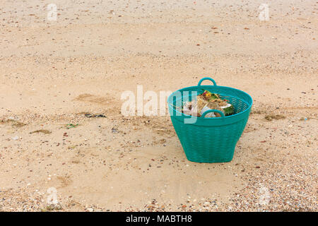 Grün Papierkorb am Strand Stockfoto